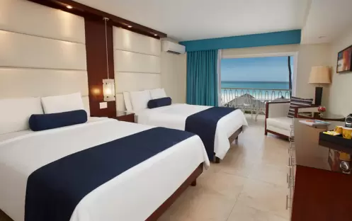 Deluxe Oceanfront Queen Queen